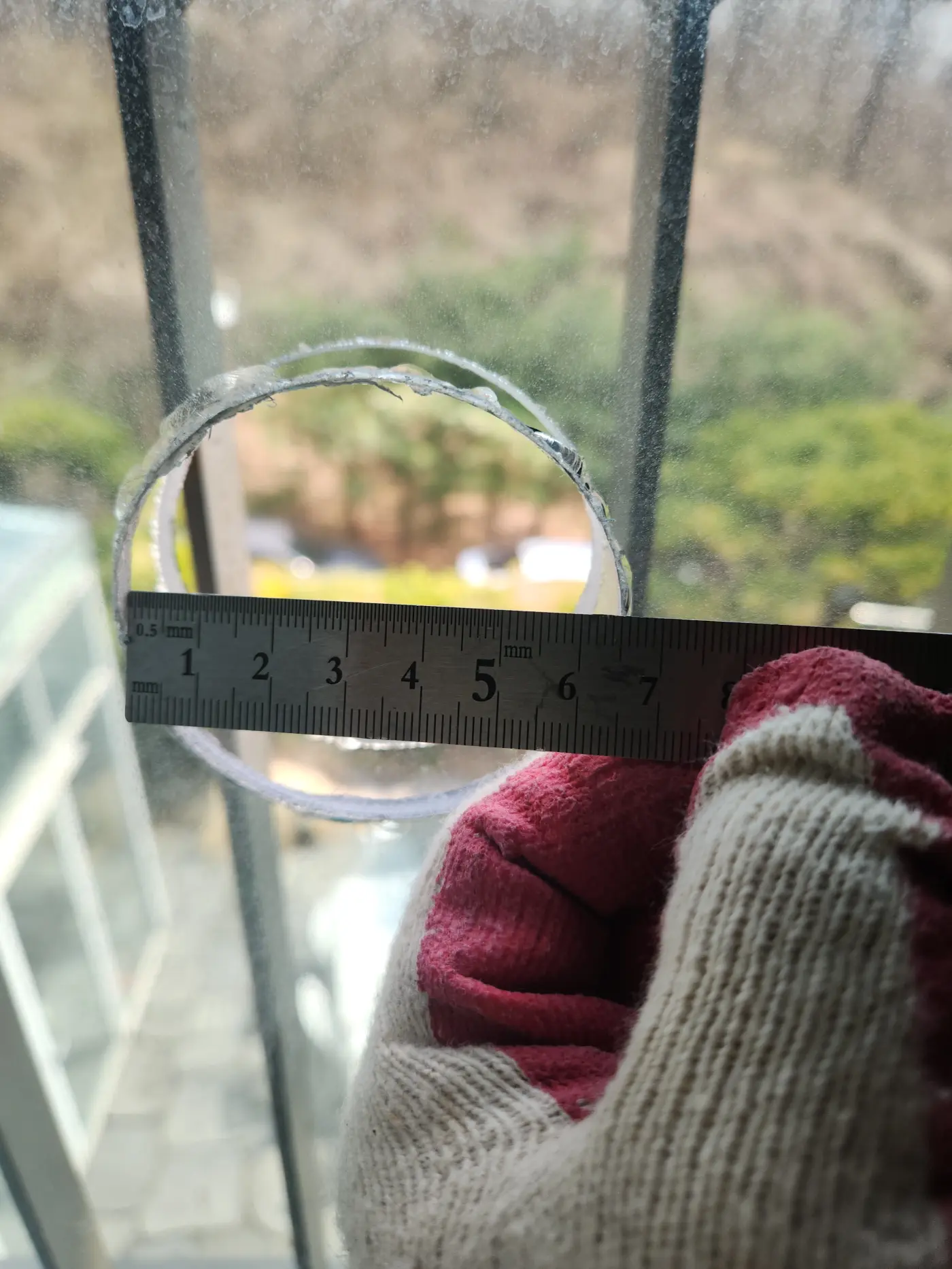 견적 상담 단계에서 확인하는 창틀과 유리 두께 실측 모습