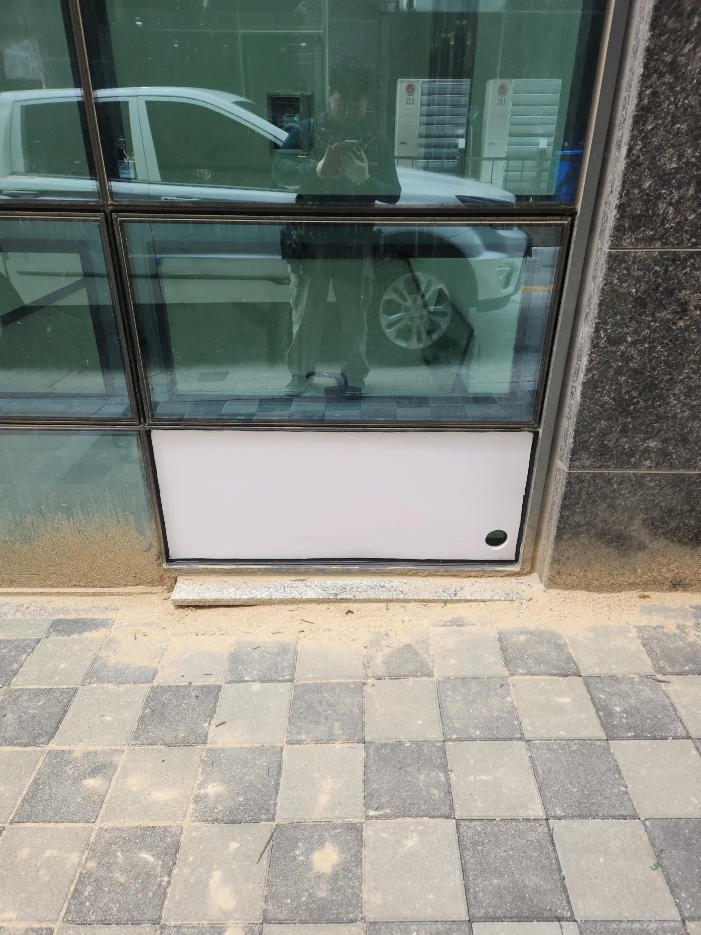 배관 설치 후 기밀 실리콘으로 마감을 완료한 시스템창 단면