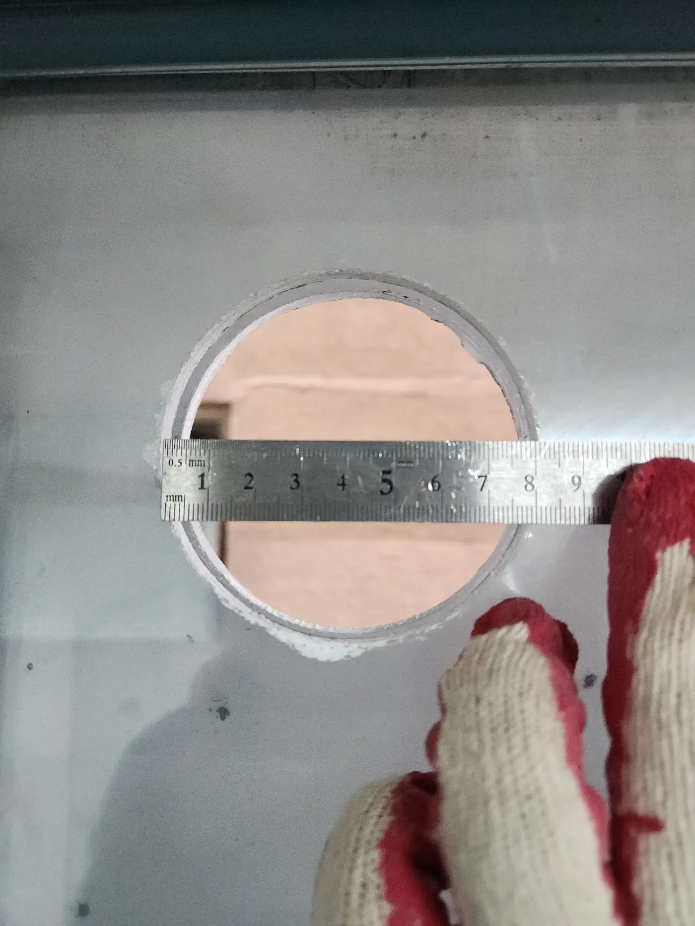 보수 시공 후 배관 구멍 주변이 깔끔하게 마무리된 최종 모습