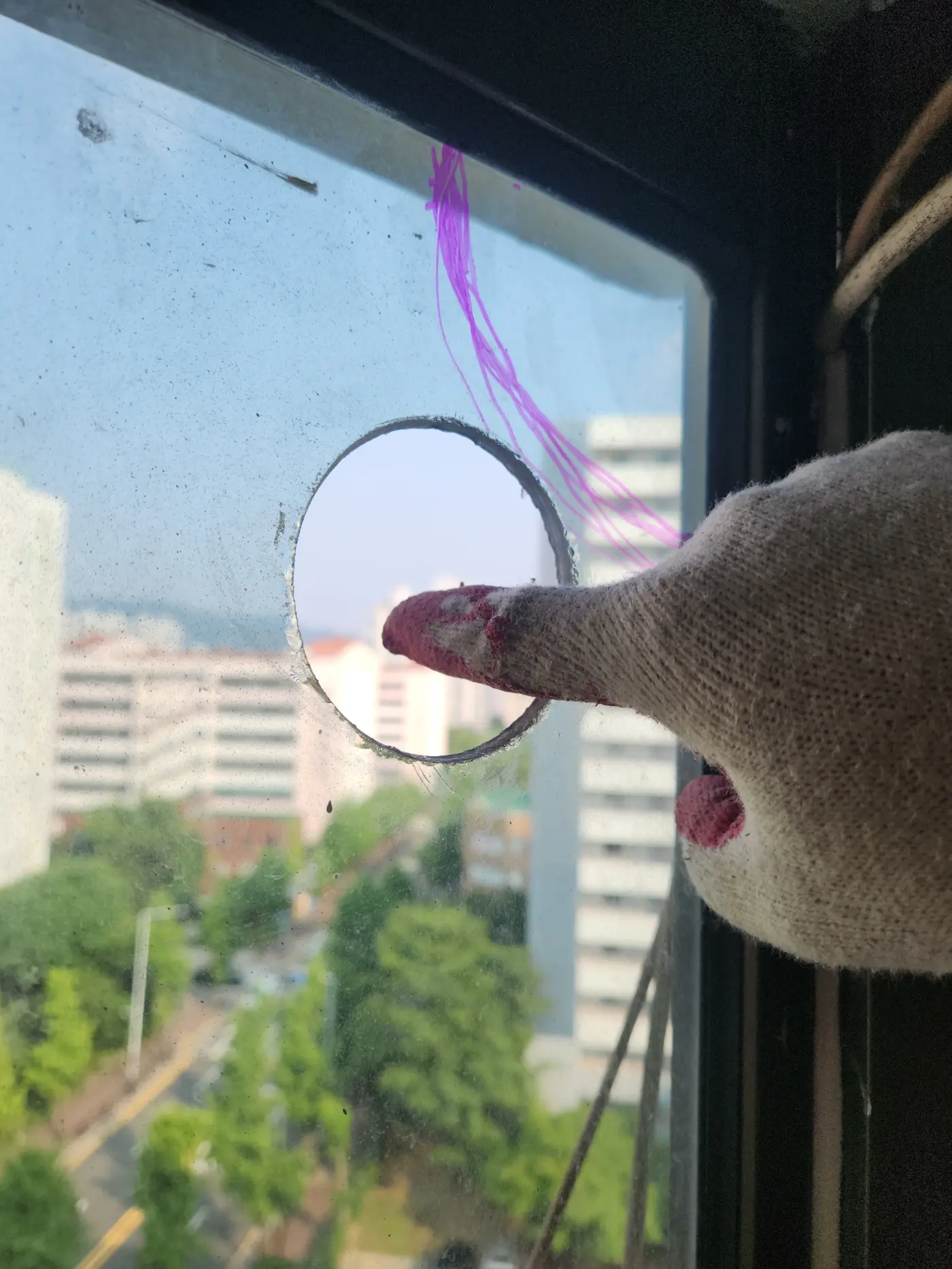 공덕동 오피스텔 시스템창 습식 타공 작업 장면